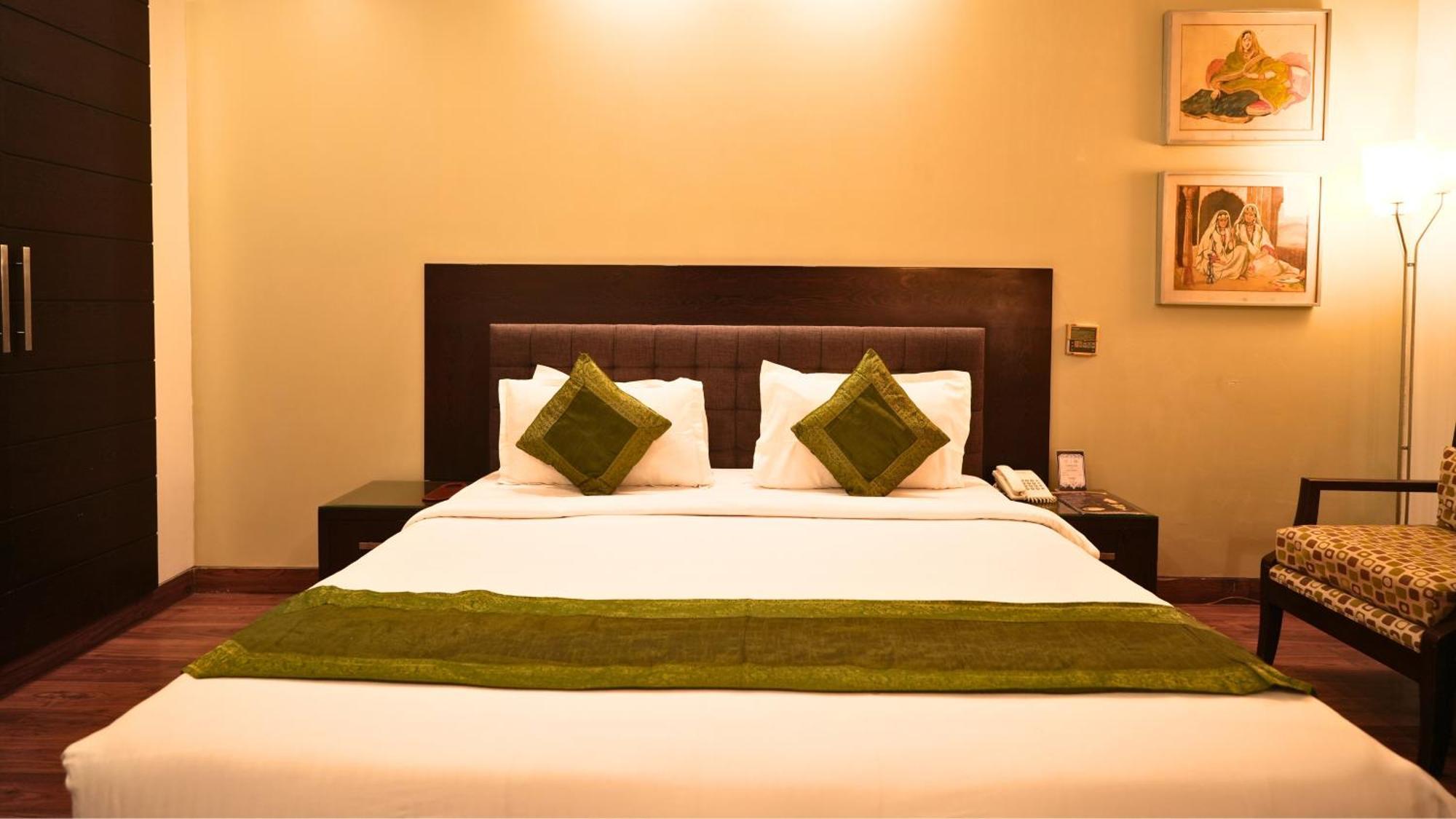 Amber Inn By Orion Hotels Nueva Delhi Exterior foto